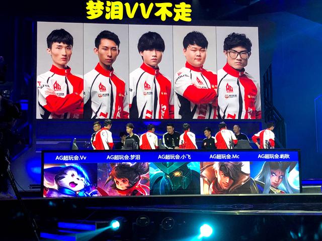 同时引发了